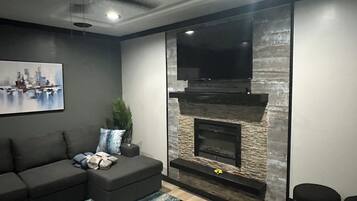Una Smart TV, una chimenea, videojuegos, un futbolín