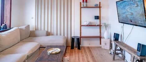 Appartement | Salle de séjour | Télévision à écran plat de 30 pouces avec chaßnes par satellite
