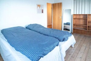 Appartement | Verduisterende gordijnen, een strijkplank/strijkijzer