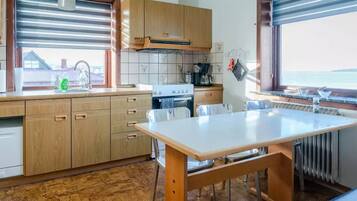 Departamento | Cocina privada | Refrigerador con congelador, microondas, horno y parrilla de estufa