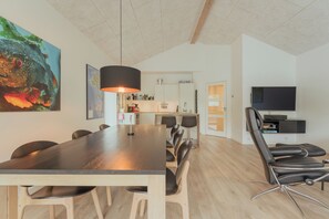 Panoramic House | Living area - A Pearl In A Forgotten Fjord - Luxury Boathouse (Funningsfjørður)