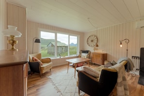 House | Living room | 30-inch flat-screen TV with satellite channels, fireplace