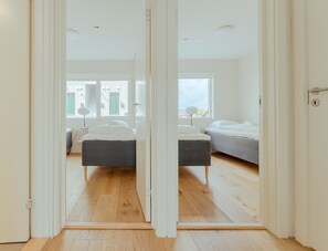 각각 다른 스타일의 인테리어, 각각 다르게 가구 비치, 암막 커튼, 다리미/다리미판