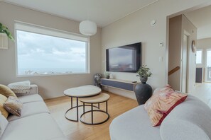 40-inch flat-screen TV with satellite channels, heated floors - New Three Bedroom Townhouses With Sea View (Hoyvík)