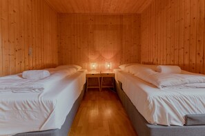 Decoración personalizada, muebles diferentes y cortinas blackout 