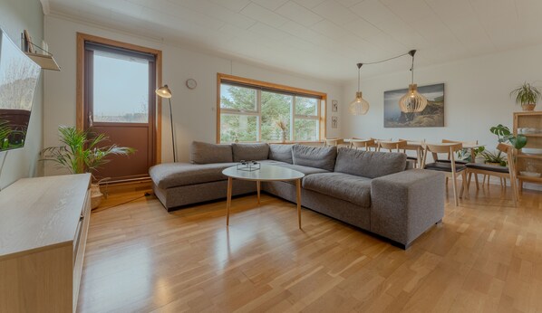 Villa | Living room | 40-inch flat-screen TV with satellite channels - Unique Location - Bodanes - Hoydalar - 6 Br Villa (Hoyvík)