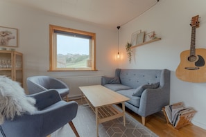 Villa | Living area | 40-inch flat-screen TV with satellite channels - Unique Location - Bodanes - Hoydalar - 6 Br Villa (Hoyvík)