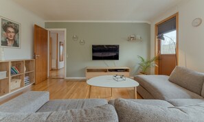 Villa | Living room | 40-inch flat-screen TV with satellite channels - Unique Location - Bodanes - Hoydalar - 6 Br Villa (Hoyvík)