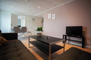 Appartement | Woonkamer | Een 30-inch flatscreentelevisie met satellietzenders
