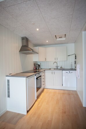 Apartment | Private kitchen | Full-sized fridge, oven, stovetop, coffee/tea maker