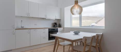 Studio | Cuisine privée | Grand réfrigérateur, micro-ondes, four, plaque de cuisson
