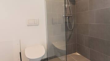 Studio | Bad | Dusj, hårføner, håndklær og såpe