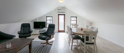 Huis | Woonruimte | Een 40-inch flatscreentelevisie met satellietzenders en vloerwarming