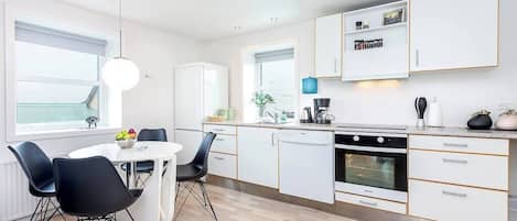 Apartamento | Cocina privada | Frigorífico, horno, placa de cocina y lavavajillas