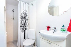 Apartamento | Baño | Ducha, secador de pelo, suelo radiante y toallas