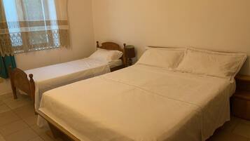 1 soveværelse, strygejern/strygebræt, sengetøj