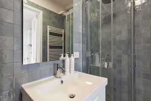Shower, hair dryer, towels, soap - In Fondo al Mar by Wonderful Italy (Santa Margherita Ligure)