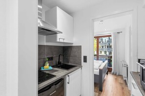 Kühlschrank, Ofen, Herdplatte, Wasserkocher mit Kaffee-/Teezubehör