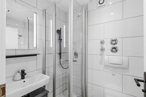 Dusche, Haartrockner, Handtücher, Seife