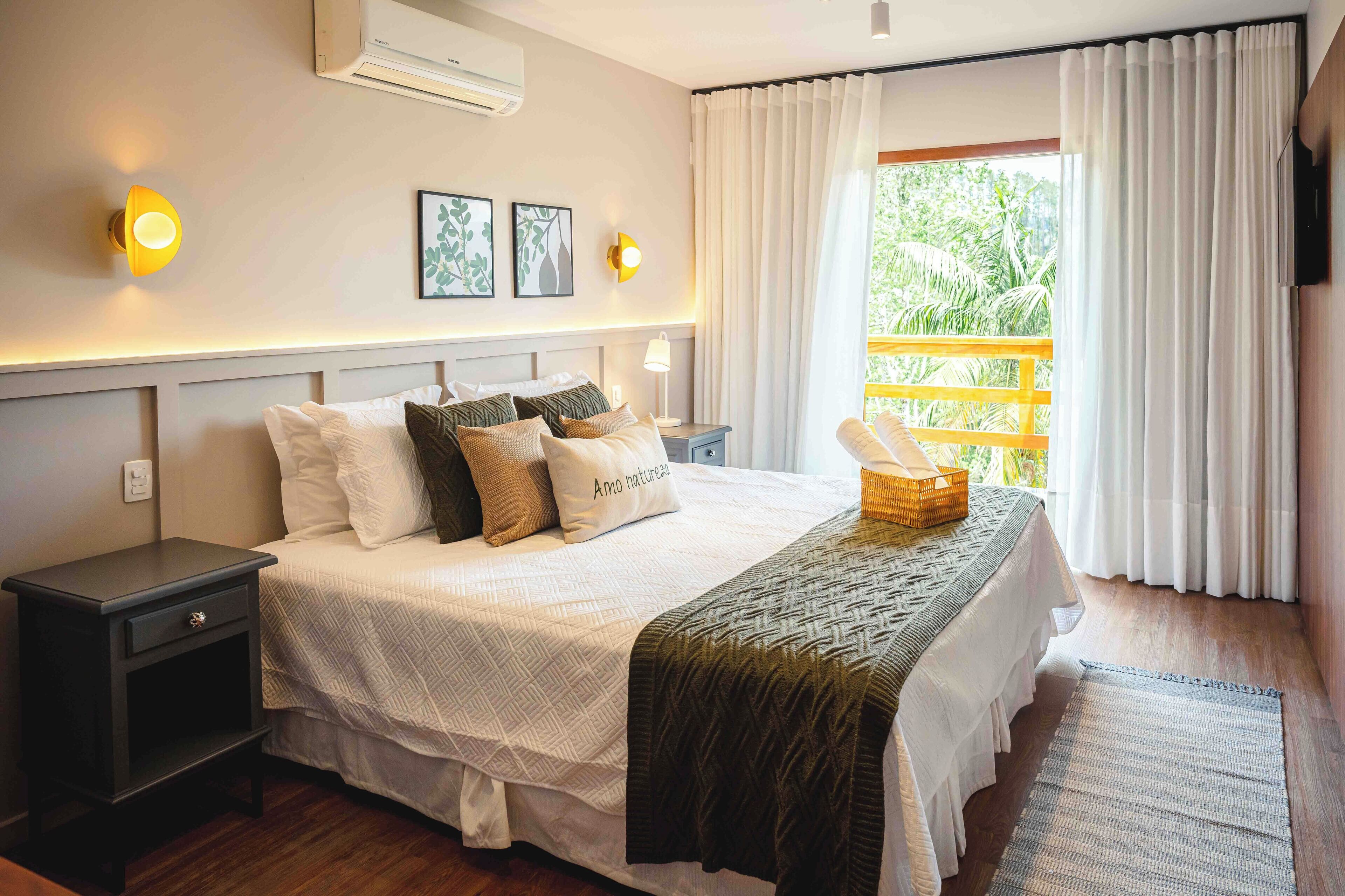 Nhà gỗ Deluxe | Két bảo mật tại phòng, bàn, màn/rèm cản sáng 