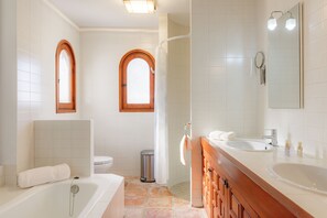 Villa | Baño | Tina con regadera, secadora de cabello, batas, toallas 
