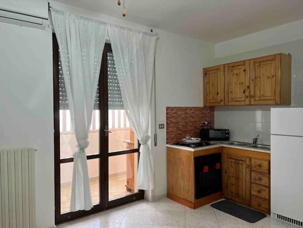 Fridge, oven, stovetop, coffee/tea maker