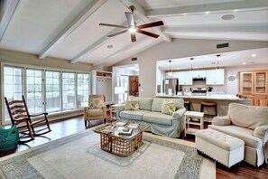 Living area - Beautiful 3 bed/ 2 bath Executive Style Home in Sea Palms (St. Simons Island)
