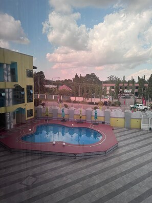 15 outdoor pools - Mercy Royal Heights (Kumasi)