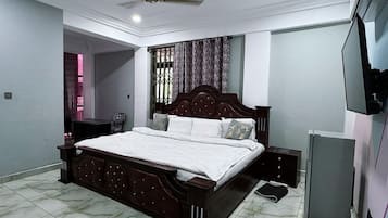 Executive Studio Suite | Individually furnished, iron/ironing board, free WiFi, bed sheets