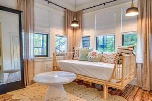 1 bedroom, individually decorated, individually furnished, free WiFi - Private Suite in Historic Austin B&b: Sleeps 5! (Austin)