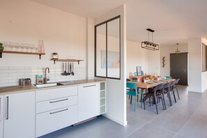 Fridge, microwave, oven, dishwasher - New villa with pool and sea view, for 9 (Pléneuf-Val-André)