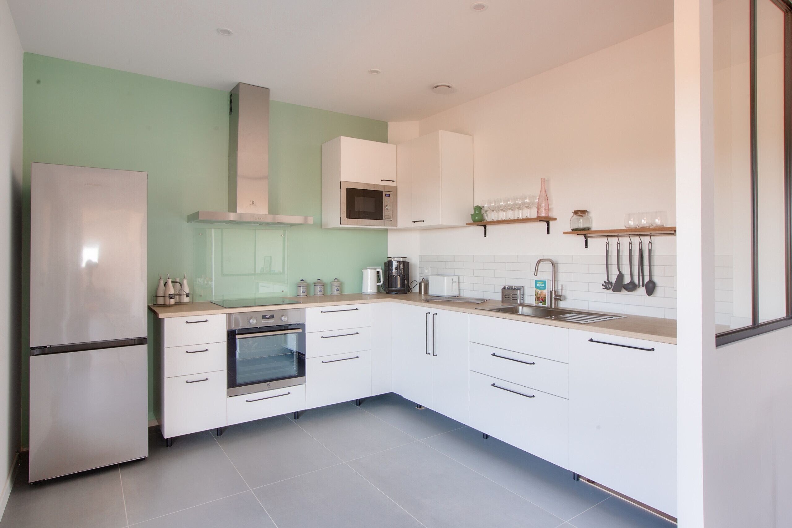 雪櫃、微波爐、焗爐、洗碗機