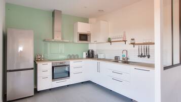 Een koelkast, een microgolfoven, een oven, een vaatwasser