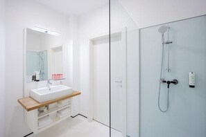 Shower, hair dryer, towels, soap - sHome Self-Check-in Hotel Graz (Graz)