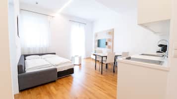 Deluxe Studio | 1 bedroom, in-room safe, desk, laptop workspace
