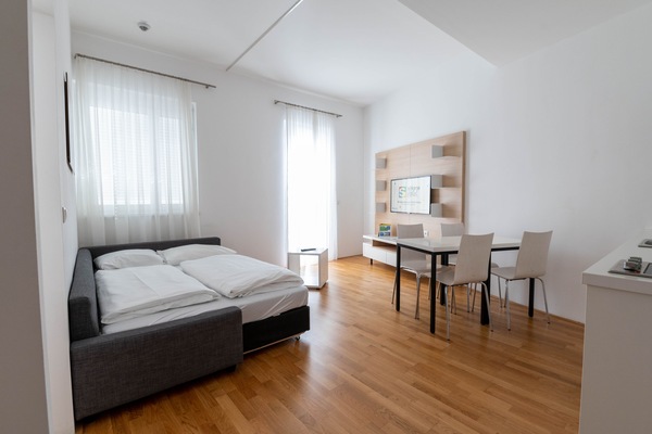 Deluxe-Studio | Zimmersafe, Schreibtisch, laptopgeeigneter Arbeitsplatz