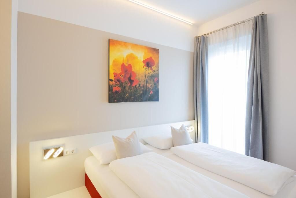 Deluxe Studio | In-room safe, desk, laptop workspace, blackout drapes