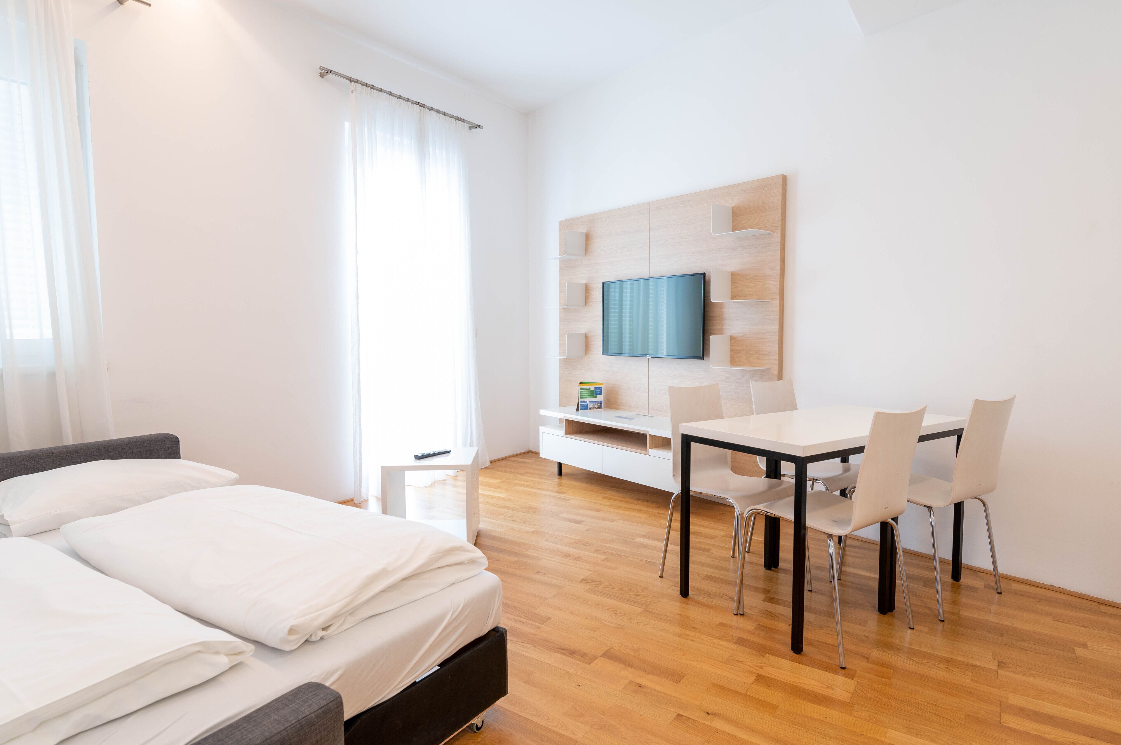 deluxe studio | 1 bedroom, in-room safe, desk, laptop workspace