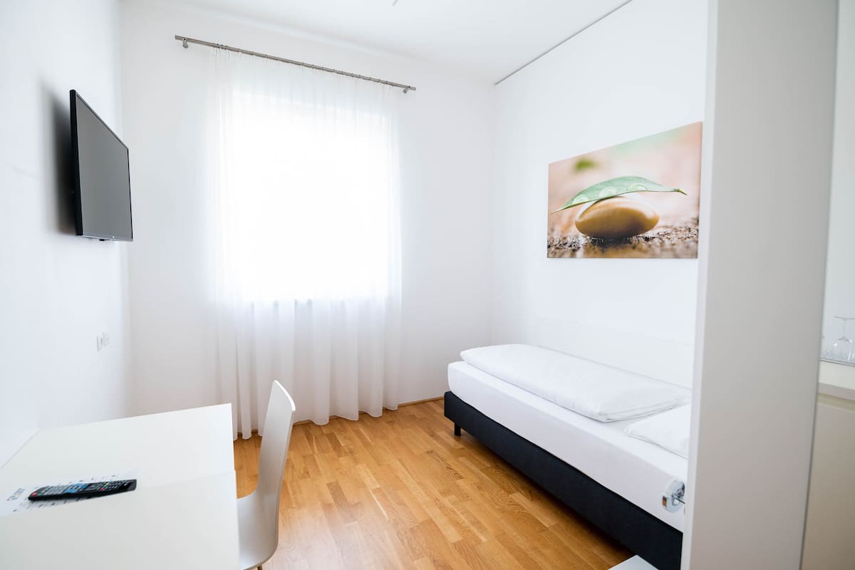 Kamar Single Basic | 1 kamar tidur, brankas, meja kerja, dan ruang kerja ramah laptop