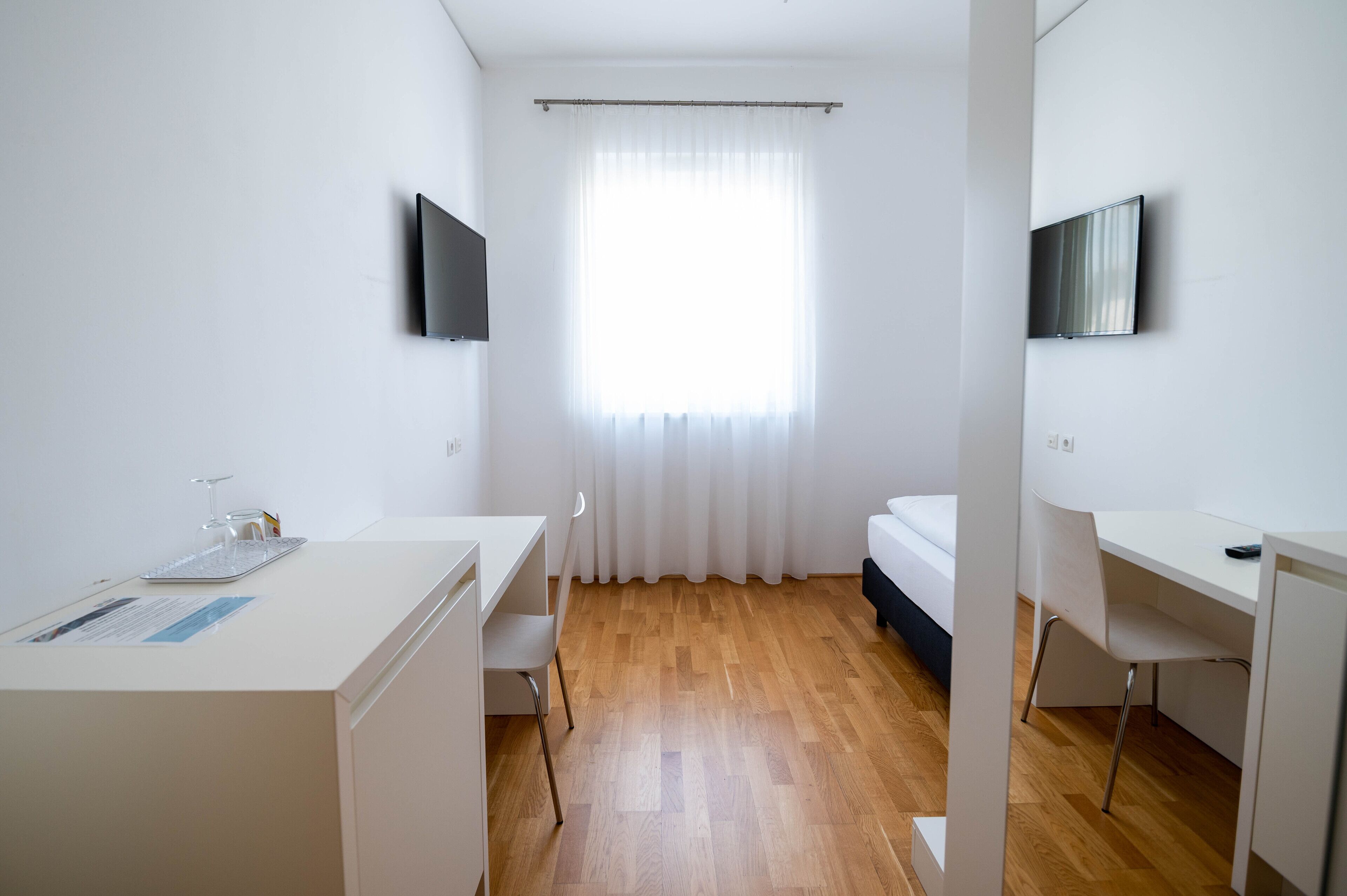 basic single room | 1 bedroom, in-room safe, desk, laptop workspace