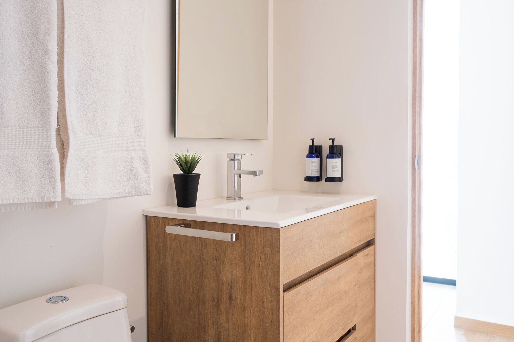 Douche, articles de toilette de luxe, sèche-cheveux, serviettes fournies