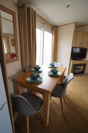 Chalet | Dining - 3 Bedroom Family van , Linen inc Pets go Free (King's Lynn)