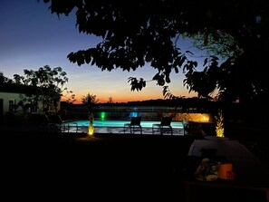 Alberca al aire libre y alberca climatizada