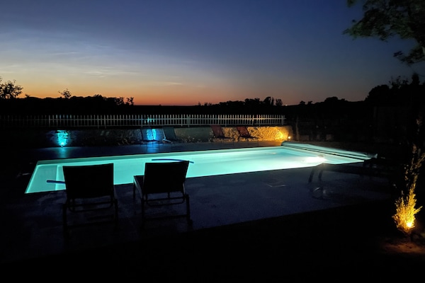 Een buitenzwembad en een verwarmd zwembad