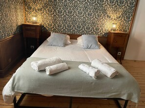 6 bedrooms, desk, iron/ironing board, free WiFi