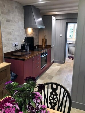 Fridge, oven, stovetop, dishwasher - Hornes Cottage, Longborough, Moreton-in-Marsh (Longborough, Moreton-in-Marsh)