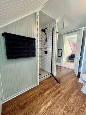 Dusche, Handtücher, Toilettenpapier