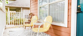 Quiet 2 Story Walkable to East Side Eateries