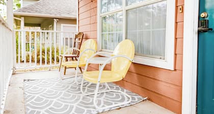 Quiet 2 Story Walkable to East Side Eateries