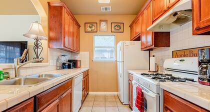 Quiet 2 Story Walkable to East Side Eateries